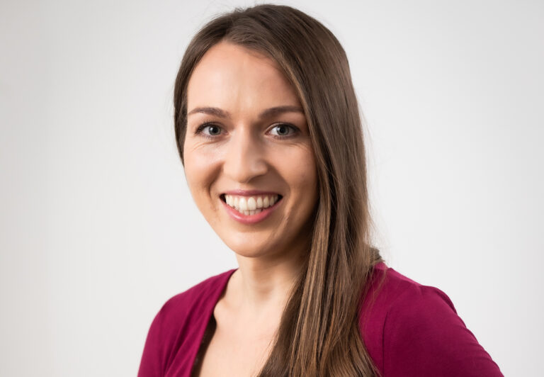 Haut straffen mit Gesichtstraining