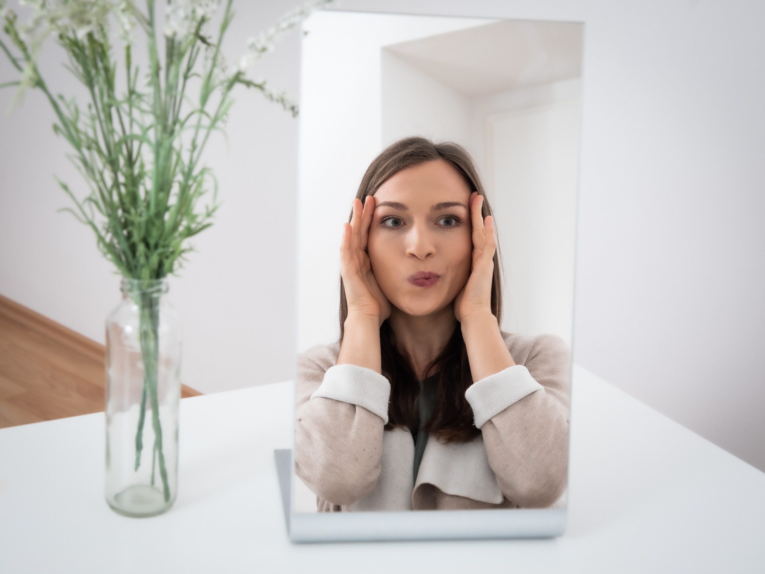 Hilft Gesichtsyoga wirklich gegen Falten?