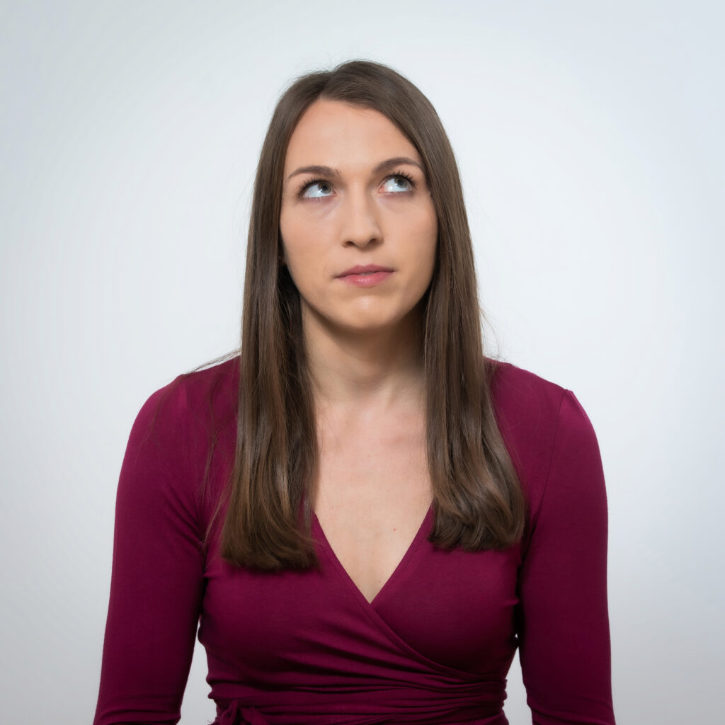Falten über den Augenbrauen glätten: 5 Tipps!