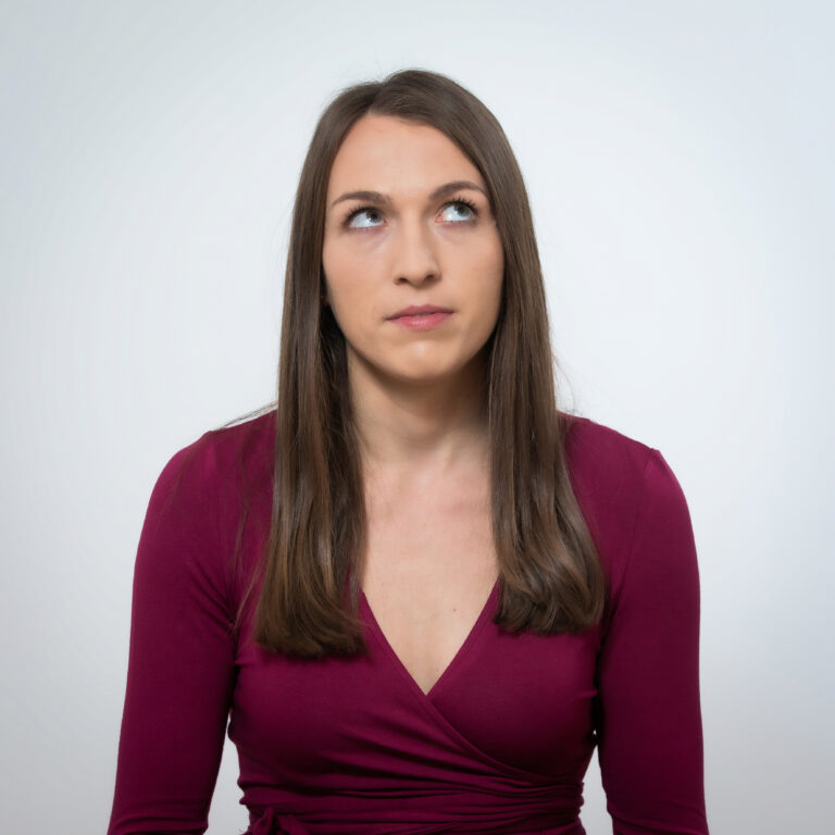 Falten über den Augenbrauen glätten: 5 Tipps!