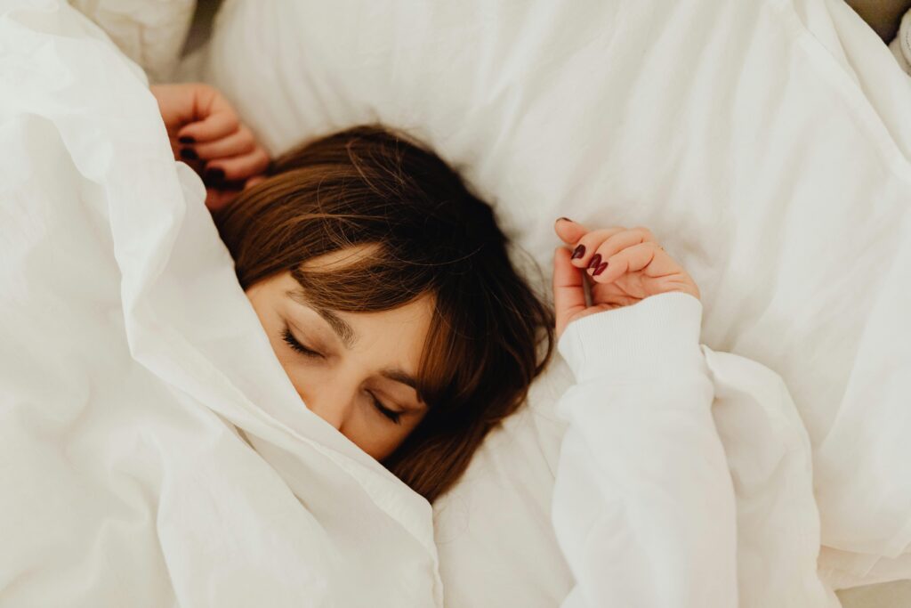 Schnarchen als Frau: Was hilft? Diese Tipps!