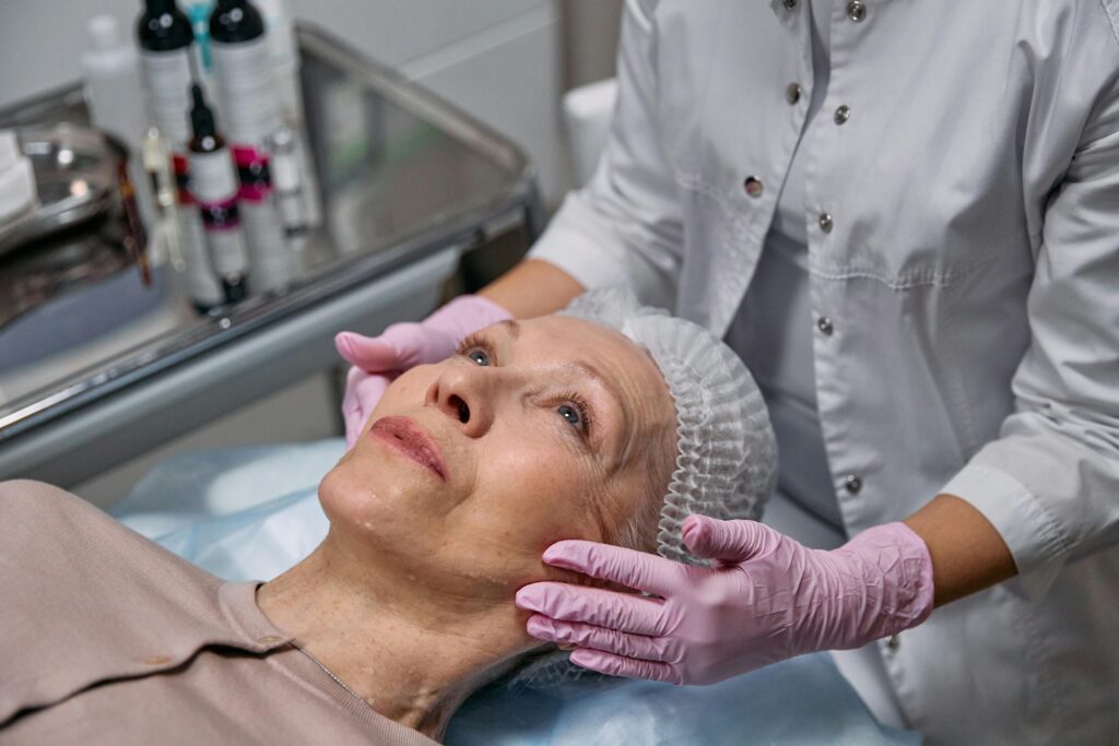 Facelifting vs. Gesichtsyoga: Das sind die Vor- und Nachteile