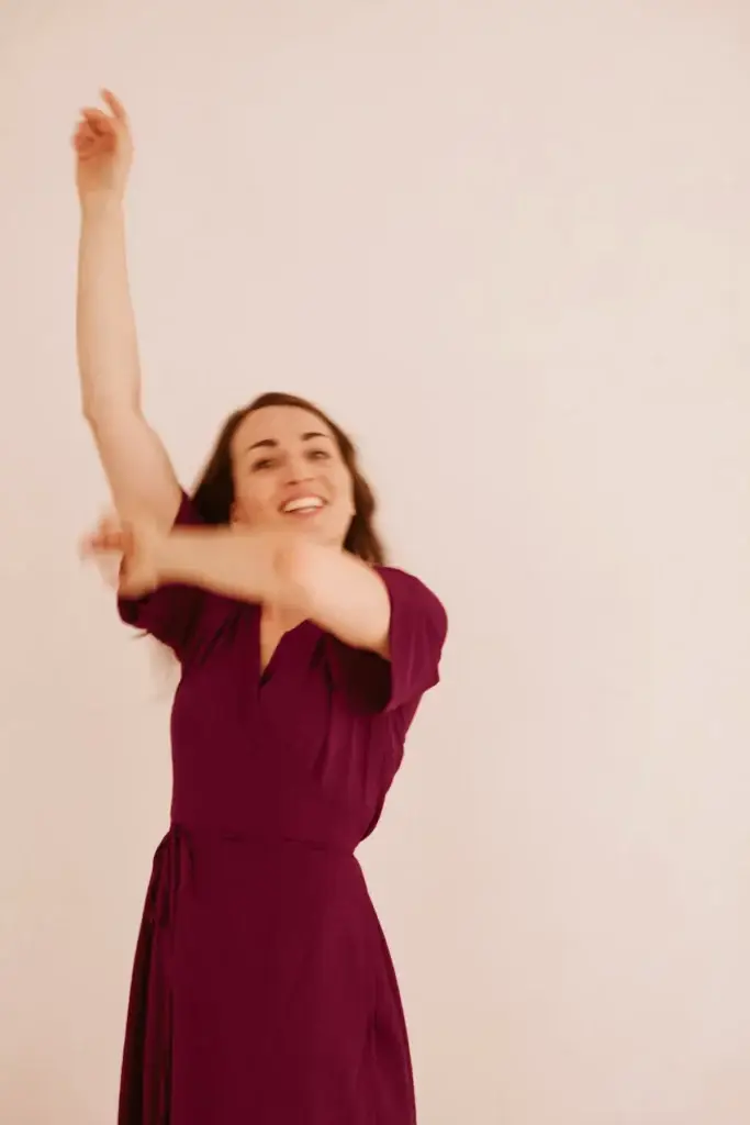 Hanna Sacher hebt lachend einen Arm nach oben