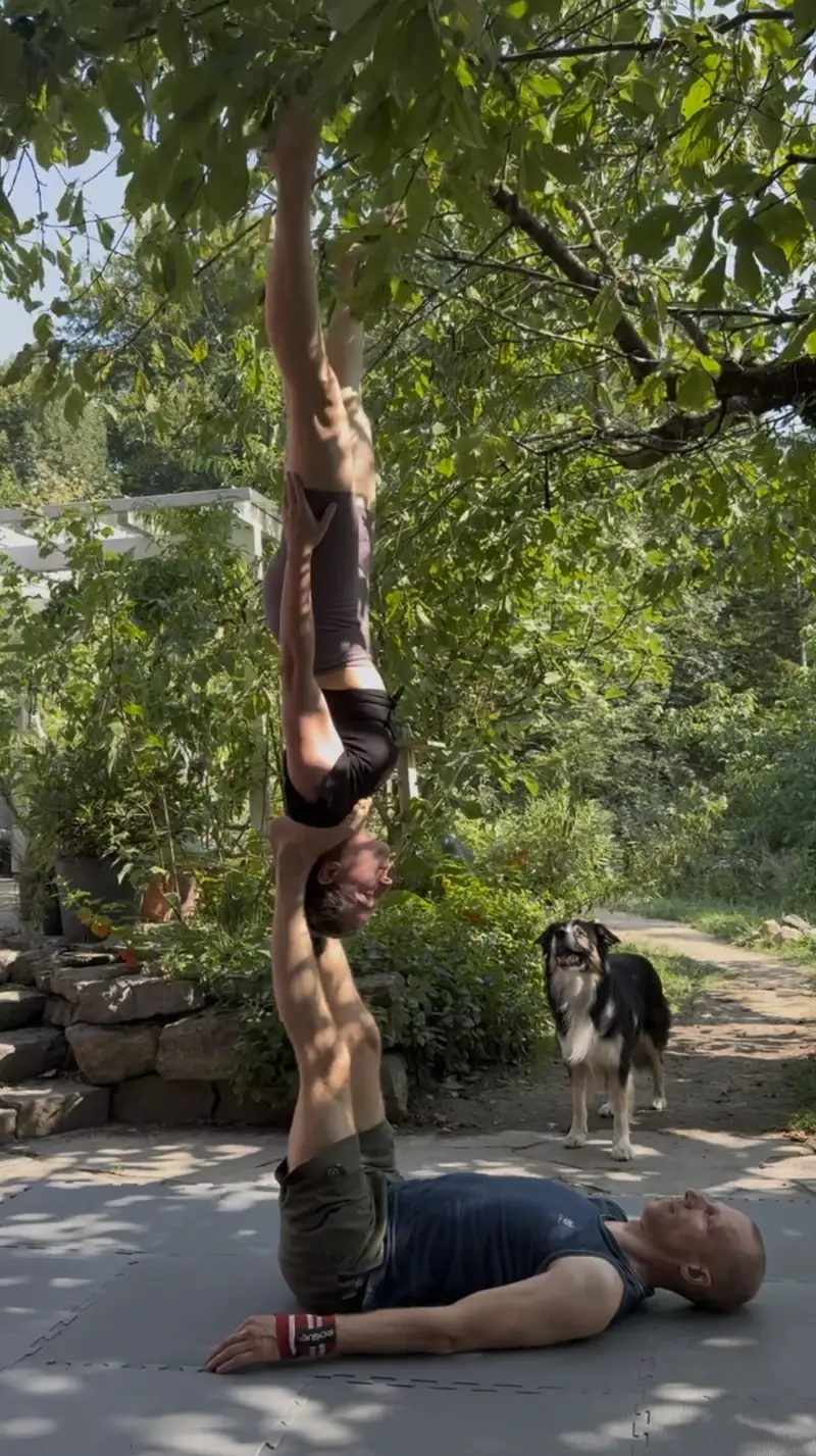 Hanna beim Acroyoga