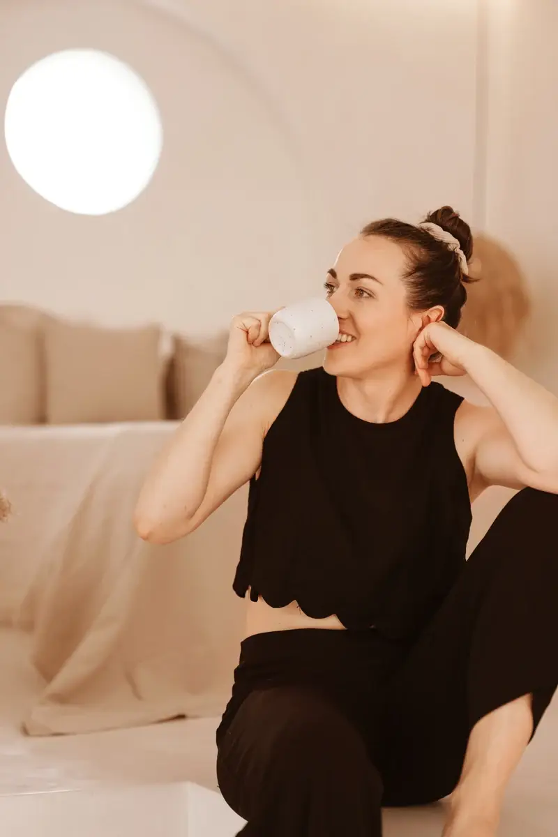 Hanna mit einer Tasse Tee