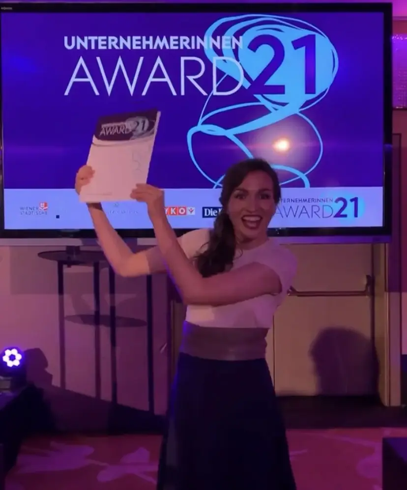 Hanna mit der Award-Urkunde