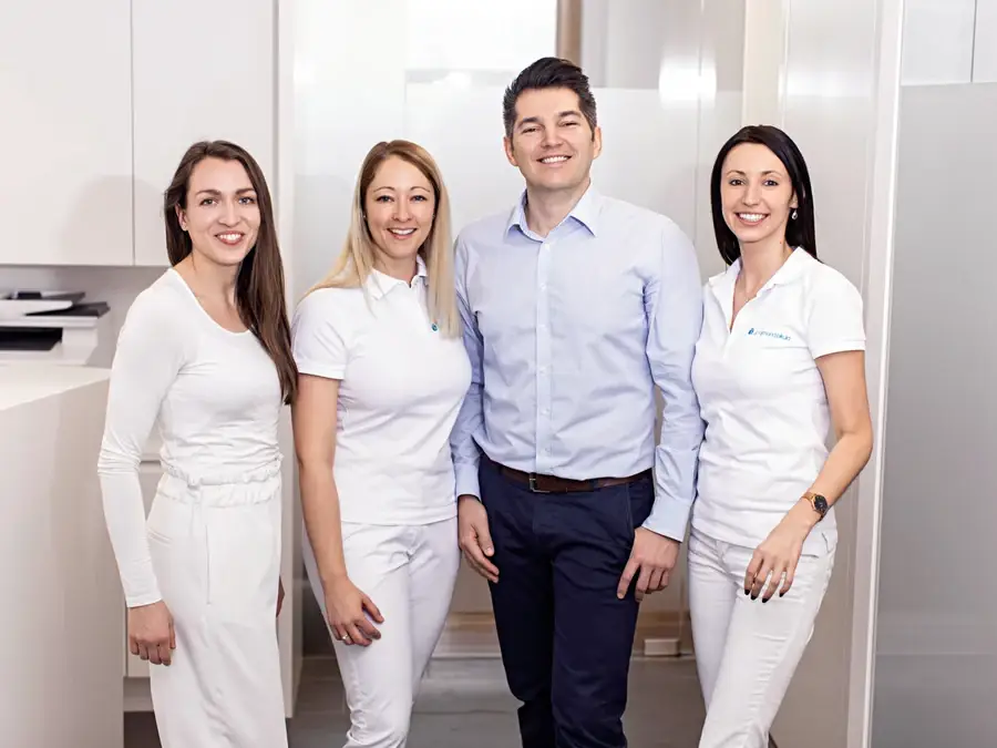 Hanna mit Dr. Rajmond Pikula und dem Praxisteam