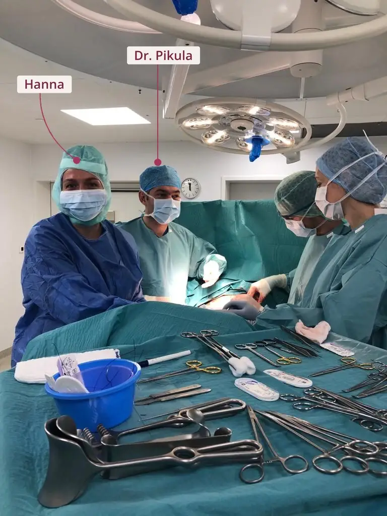 Hanna und Dr. Pikula im Operationssaal