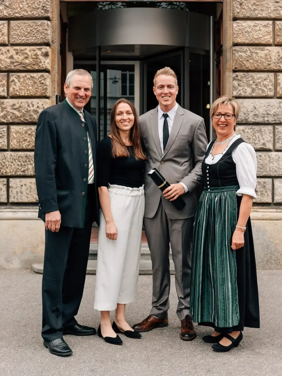 Hanna mit ihrer Familie bei der Sponsion